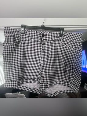 Torrid Black & White Gingham Flat Front Shorts Size 24